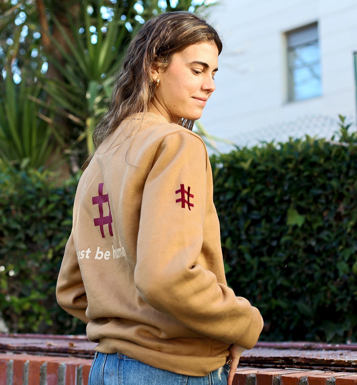 Sudadera camel "just be human"